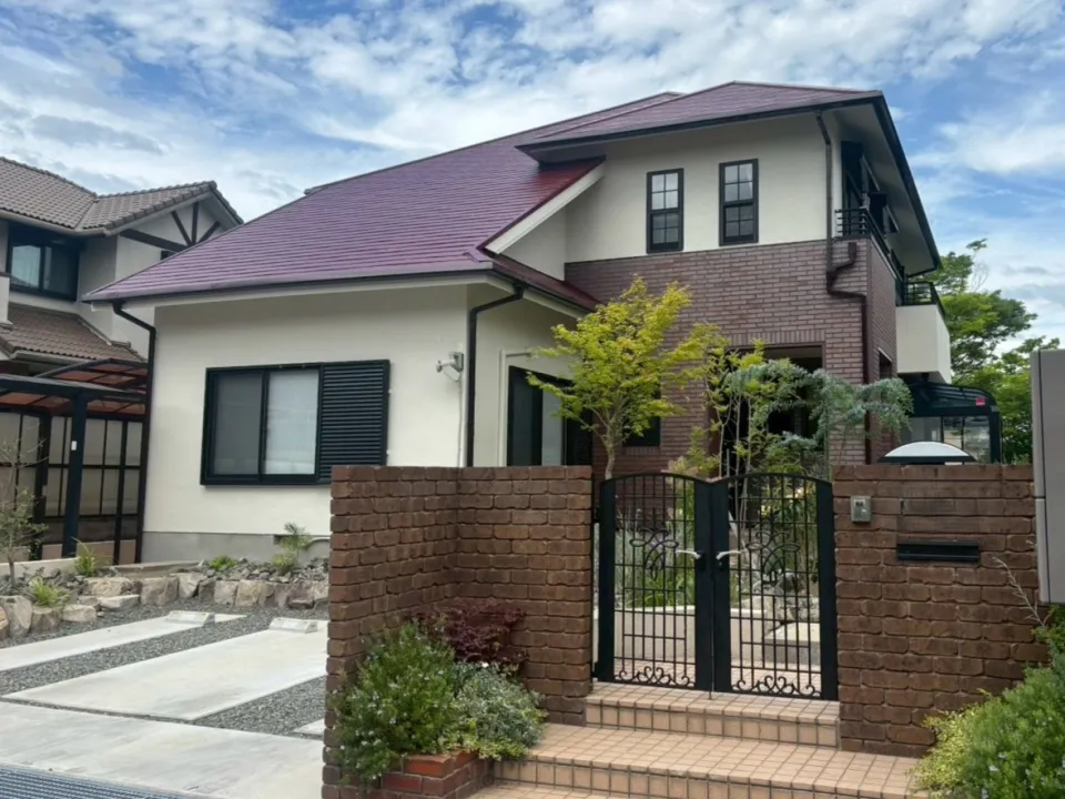三田市けやき台｜外壁・屋根塗装で美しさを再生！マルーンの屋根と明るい外壁に