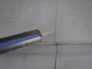 外壁のひび割れを放置することで起こるリスクとは？