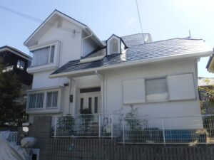 白い外壁にブルーブラックの屋根が映える格好いいお家に仕上がりました（神戸市北区）